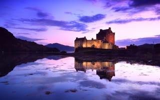Картинка подсветка, пруд, замок, Великобритания, облака, вечер, небо, отражение, Scotland, Шотландия, сиреневый, крепость, мост, Great Britain, вода