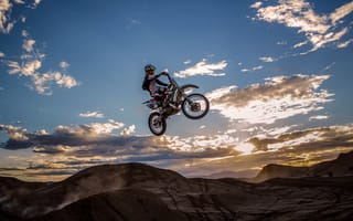 Картинка мотоцикл, спорт, прыжок, небо