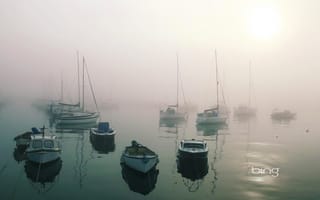 Картинка море, бухта, гавань, лодки, штиль, туман, свет