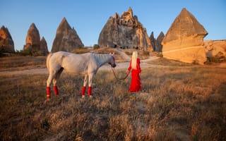 Обои девушка, скалы, лошадь, настроение, красное платье