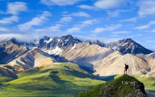Обои горы, рюкзак, путешественник, небо, снег, вершина, трава, облака, турист
