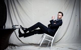 Обои Tom Hiddleston, костюм, взгляд, Том Хиддлстон, актер, стул, мужчина
