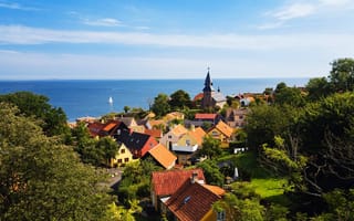 Картинка море, зелень, деревья, слонце, побережье, дома, небо, яхта