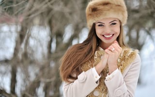 Картинка настроение, мех, лицо, пальто, девушка, зима, шапка, перчатки, взгляд, снег, руки, улыбка