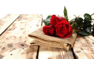 Картинка розы, доски, салфетка, бутоны
