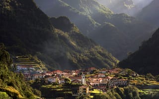 Картинка лес, солнце, дома, дымка, горы, деревья, природа, ущелье