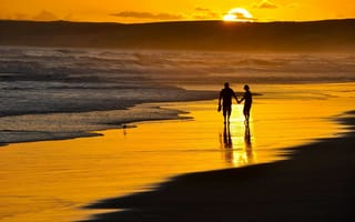 Картинка пляж, девушка, a romantic walk on the beach, вечер, двое, парень, романтика