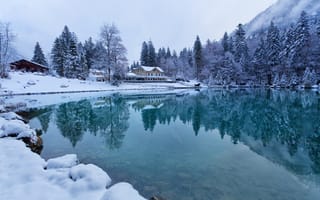 Картинка зима, лес, отражения, вода, снег, дома, Швейцария, Кандерская долина, озеро, Kander Valley, Switzerland, деревья