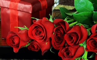 Картинка розы, коробка, праздник, лепестки, листья, красные, подарок, цветы