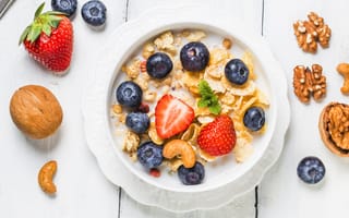 Картинка еда, завтрак, йогурт, клубника, грецкие орехи, мюсли, черника