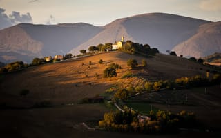 Картинка холмы, поля, Италия, деревья, дома