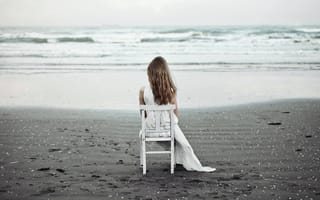 Картинка девушка, стул, море