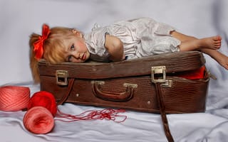 Картинка девочка, чемодан, нитки, текстура