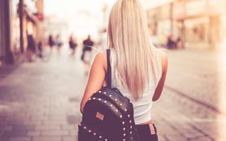 Картинка девушка, спина, рюкзак, блондинка