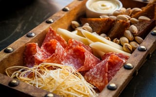 Картинка сыр, хлеб, орехи, закуска, соус, фисташки, колбаса