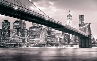Обои Brooklyn Bridge, огни, город, USA, черно-белое, Манхэттен, Ист-Ривер, здания, ночь, река, NYC, Brooklyn, Нью-Йорк, East River, небоскребы, Бруклинский мост, США, New York City, Manhattan