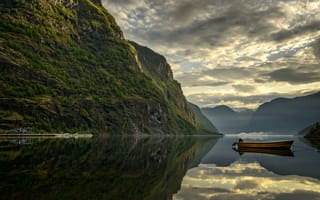Картинка озеро, лес, лодка, горы, джунгли, отражение