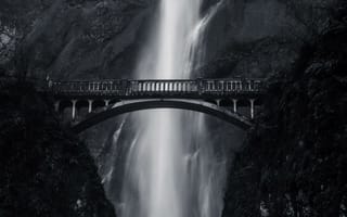 Картинка водопад, гора, высота, мост, черно-белое