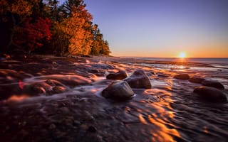 Картинка Michigan, небо, сша, деревья, камни, берег, закат, море, озеро, солнце, осень