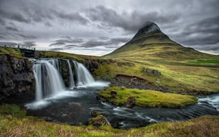 Картинка Kirkjufell, исландия, гора, облака, камни, река, водопад, небо, мост