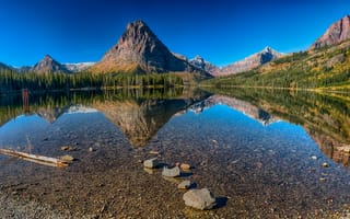 Картинка США, озеро, небо, отражение, скалы, Medecine Lake, Glacier National Park, лес, солнце, горы, вода, камни, деревья