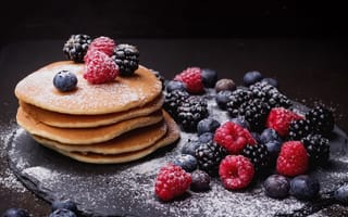 Обои pancake, блины, blackberry, сахарная пудра, черника, ежевика, ягоды, blueberries, малина, raspberry