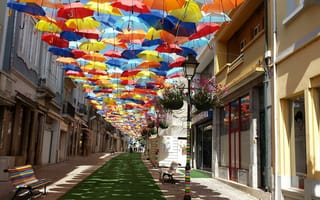 Картинка Португалия, дома, зонты, улица, лето, город
