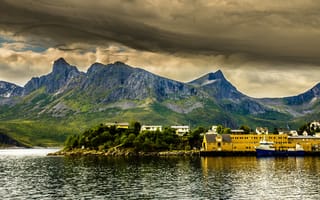 Картинка Норвегия, дома, залив, пристань, природа, корабль, тучи, фьорд, море, горы, небо, деревья