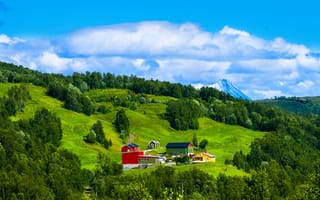 Картинка норвегия, трава, деревья, небо, дома, горы, облака, склон