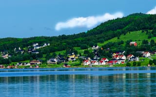 Картинка норвегия, дома, залив, горы, холмы, облака, небо, деревья