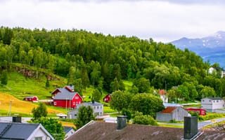 Картинка норвегия, деревья, дома, горы, крыша, небо, склон, облака, трава