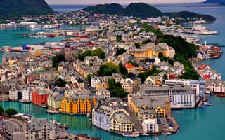 Картинка Alesund, порт, Norway, дома, мост, яхта, корабль, горы, море, пейзаж, деревья, лодка, небо, норвегия, остров