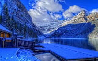 Картинка banff national park, деревья, озеро, снег, домик, лес, canada, причал, горы, зима, небо, alberta, облака, канада