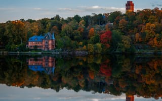 Картинка лес, дом, деревья, Швеция, небо, вода, река, осень, отражение
