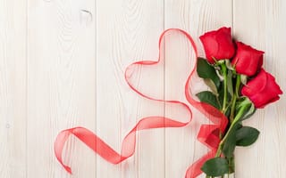 Картинка любовь, heart, flowers, love, цветы, roses, red, romantic, Valentine's Day, wood, ribbon, сердце, розы