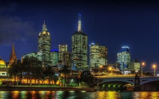 Картинка река, звёзды, Мельбурн, дома, небо, здания, набережная, фонари, мост, Австралия, деревья, ночь, пальмы, огни