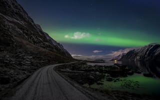 Картинка ночь, скалы, облака, дорога, небо, Лофотенские острова, Норвегия, северное сияние