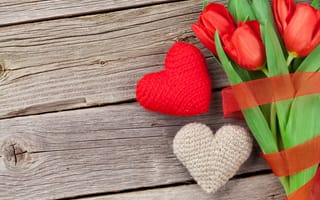 Картинка любовь, wood, tulips, Valentine's Day, тюльпаны, сердечки, love, flowers, подарок, hearts, букет, цветы, red, romantic, gift, cup