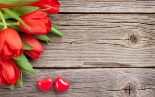 Картинка любовь, wood, love, red, сердечки, цветы, flowers, gift, Valentine's Day, tulips, букет, hearts, тюльпаны, romantic