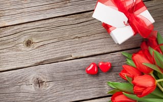 Обои любовь, Valentine's Day, букет, romantic, gift, flowers, тюльпаны, tulips, wood, hearts, подарок, red, сердечки, love, цветы