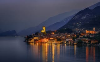 Картинка горы, фонари, дома, берег, Malcesine, ночь, озеро, лодки, огни, Италия