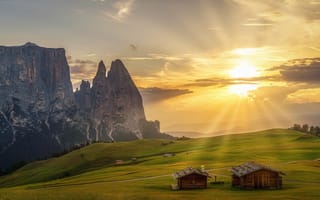 Картинка трава, возвышенность, горы, солнце, Альпы, небо, деревья, лучи, South Tyrol, поля, скалы, домики, Италия, облака, луга, зелень