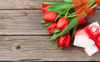Картинка любовь, romantic, tulips, wood, сердечки, Valentine's Day, букет, подарок, цветы, hearts, love, red, gift, flowers, тюльпаны