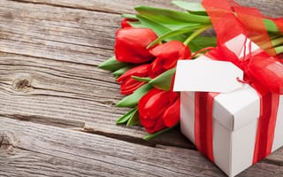 Обои любовь, red, hearts, букет, Valentine's Day, wood, подарок, romantic, цветы, love, tulips, gift, flowers, сердечки, тюльпаны