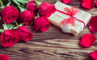 Обои любовь, love, красные, лепестки, gift, red, Valentine's Day, букет, romantic, цветы, flowers, розы, roses, wood