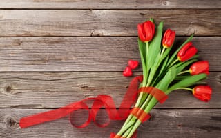 Картинка любовь, Valentine's Day, love, букет, romantic, red, подарок, цветы, тюльпаны, сердечки, flowers, wood, hearts, tulips, gift