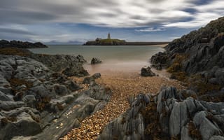 Картинка Llanddwyn Island, Anglesey, North Wales, Bach Lighthouse, Boathouse