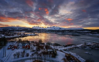 Картинка вид сверху, закат, дома, Норвегия, снег, деревья, Будё, залив, зима, вечер, горы