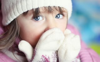 Картинка девочка, голубые глаза, варежки, шапочка, вязка, взгляд