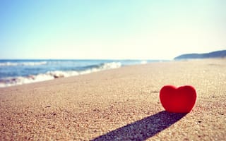 Картинка сердечко, песок, солнечно, море, красное, берег, пляж
